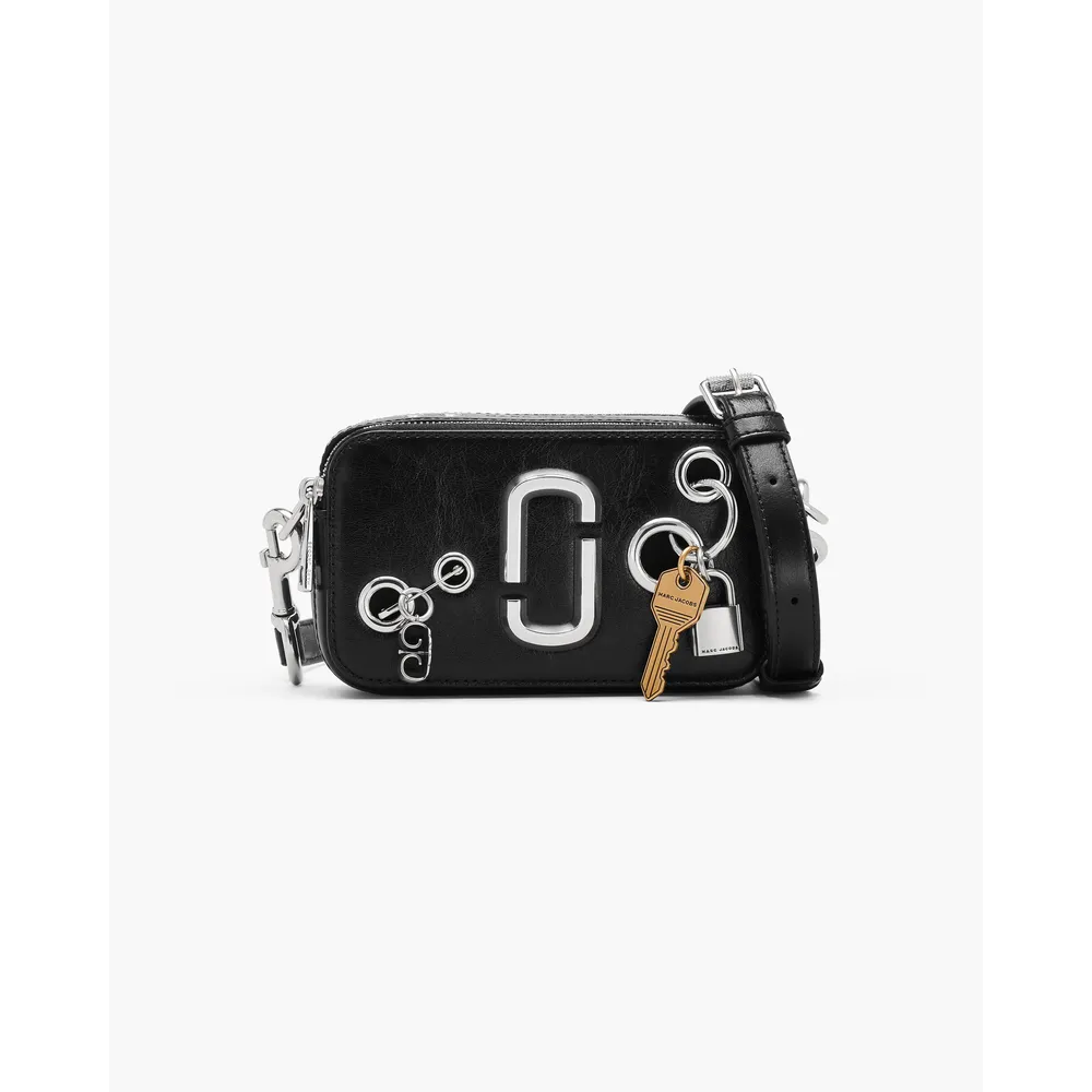 2s6hcr003h01_0_webp.webp CARTERA MARC JACOBS THE GROMMET CHARM SNAPSHOT | NEGRO