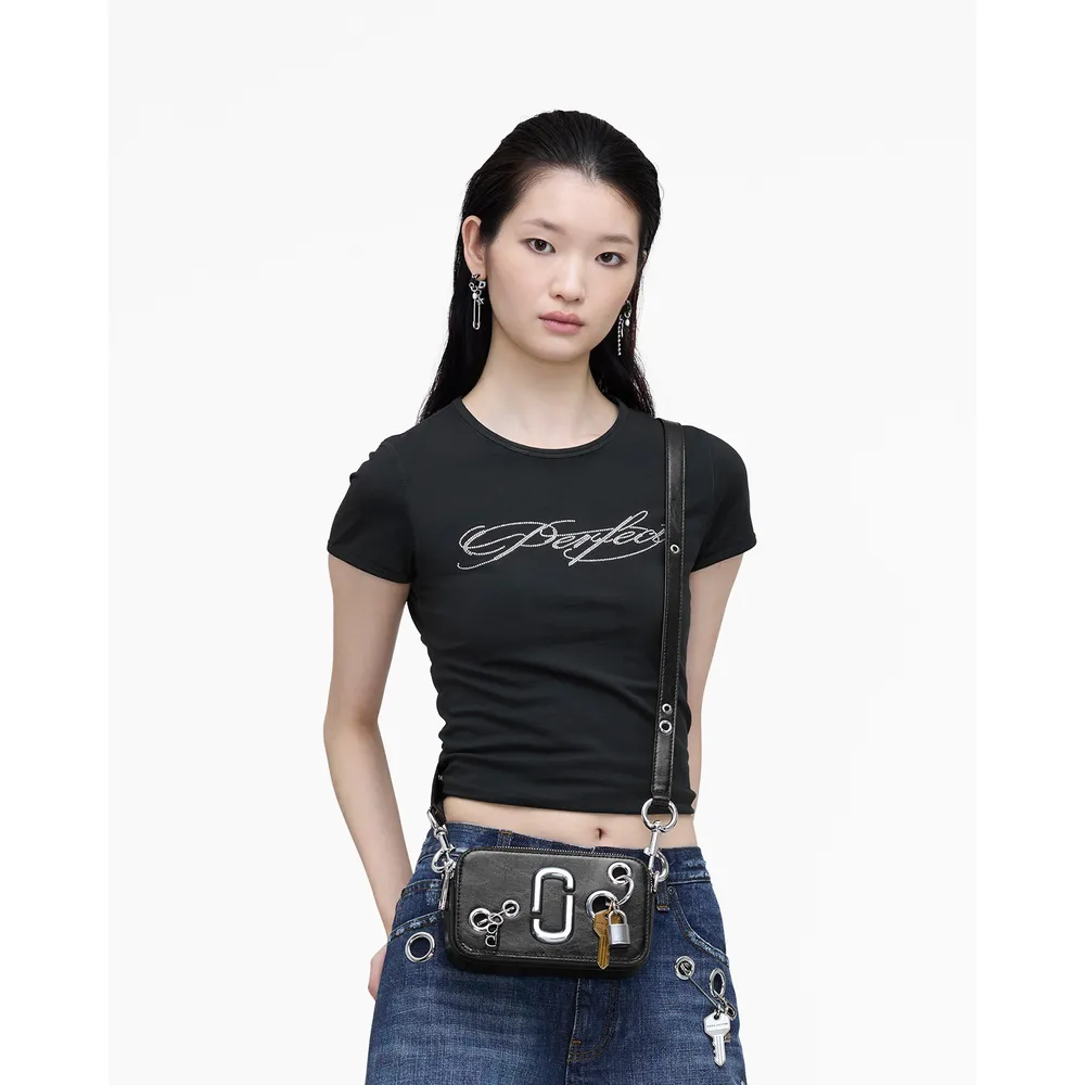 2s6hcr003h01_1_webp.webp CARTERA MARC JACOBS THE GROMMET CHARM SNAPSHOT | NEGRO