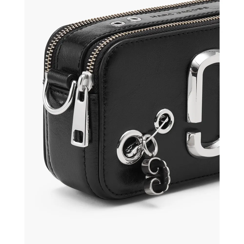 2s6hcr003h01_3_webp.webp CARTERA MARC JACOBS THE GROMMET CHARM SNAPSHOT | NEGRO