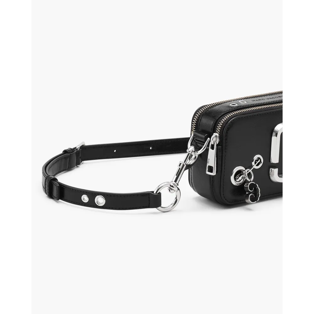 2s6hcr003h01_4_webp.webp CARTERA MARC JACOBS THE GROMMET CHARM SNAPSHOT | NEGRO