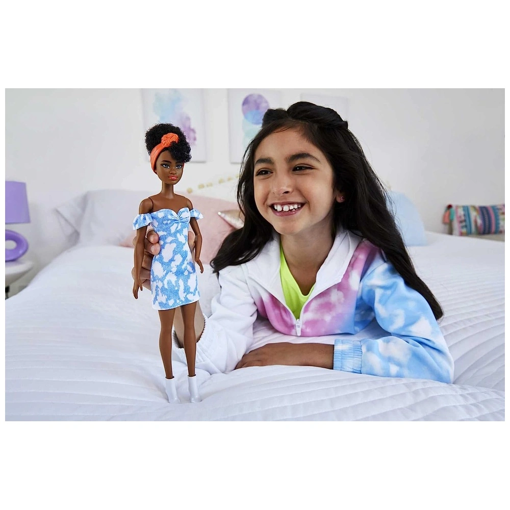 61zjNFKt5YL._AC_SL1500_.webp Barbie Fashionistas doll cabello negro con hombros descubiertos vestido de mezclilla blanqueado
