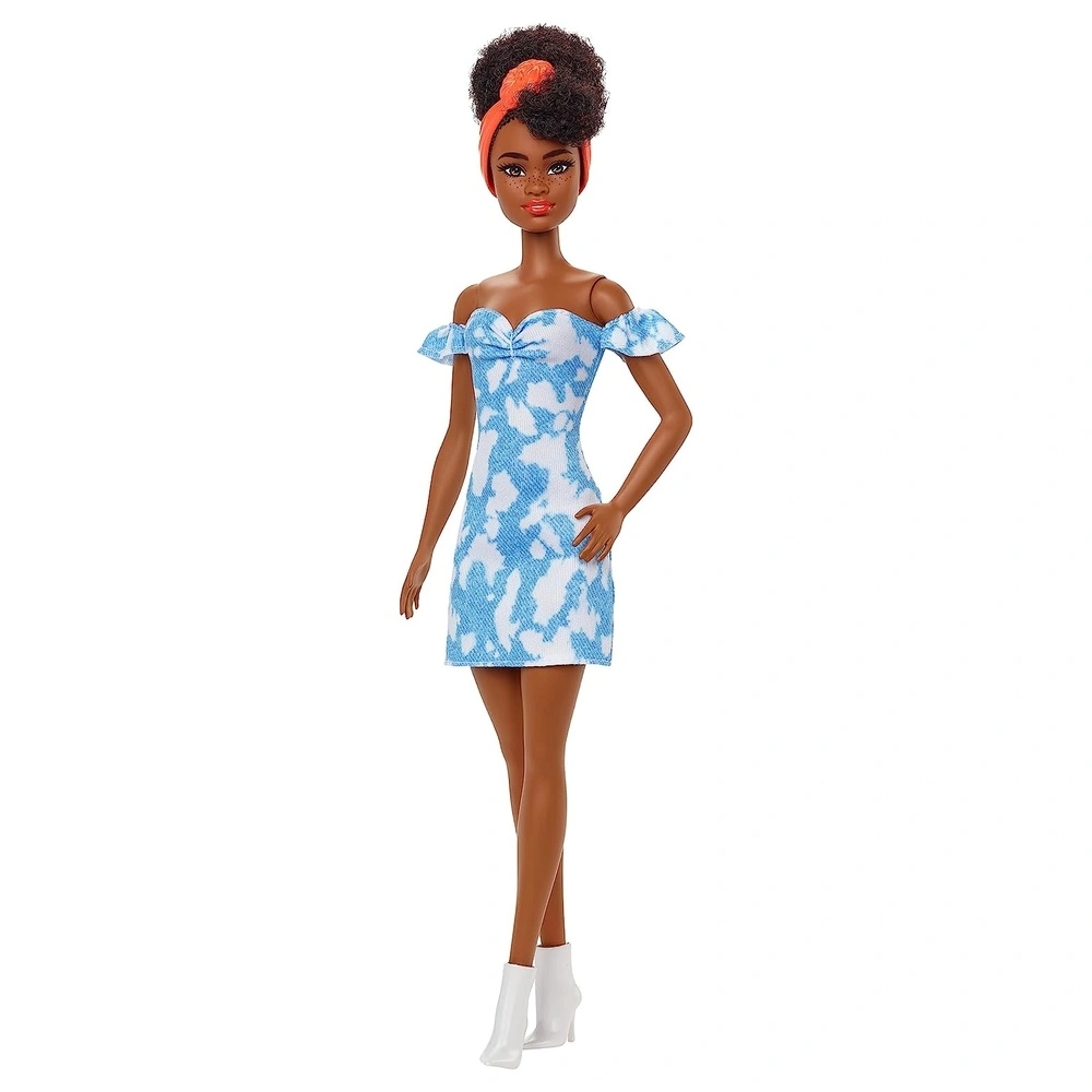 71SlpeNJ0zL._AC_SL1500_.webp Barbie Fashionistas doll cabello negro con hombros descubiertos vestido de mezclilla blanqueado