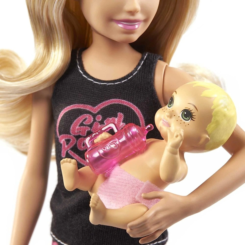 Barbie skipper babysitters inc. rubia de 22.86 cm accesorios una bebé y 4 piezas de narración