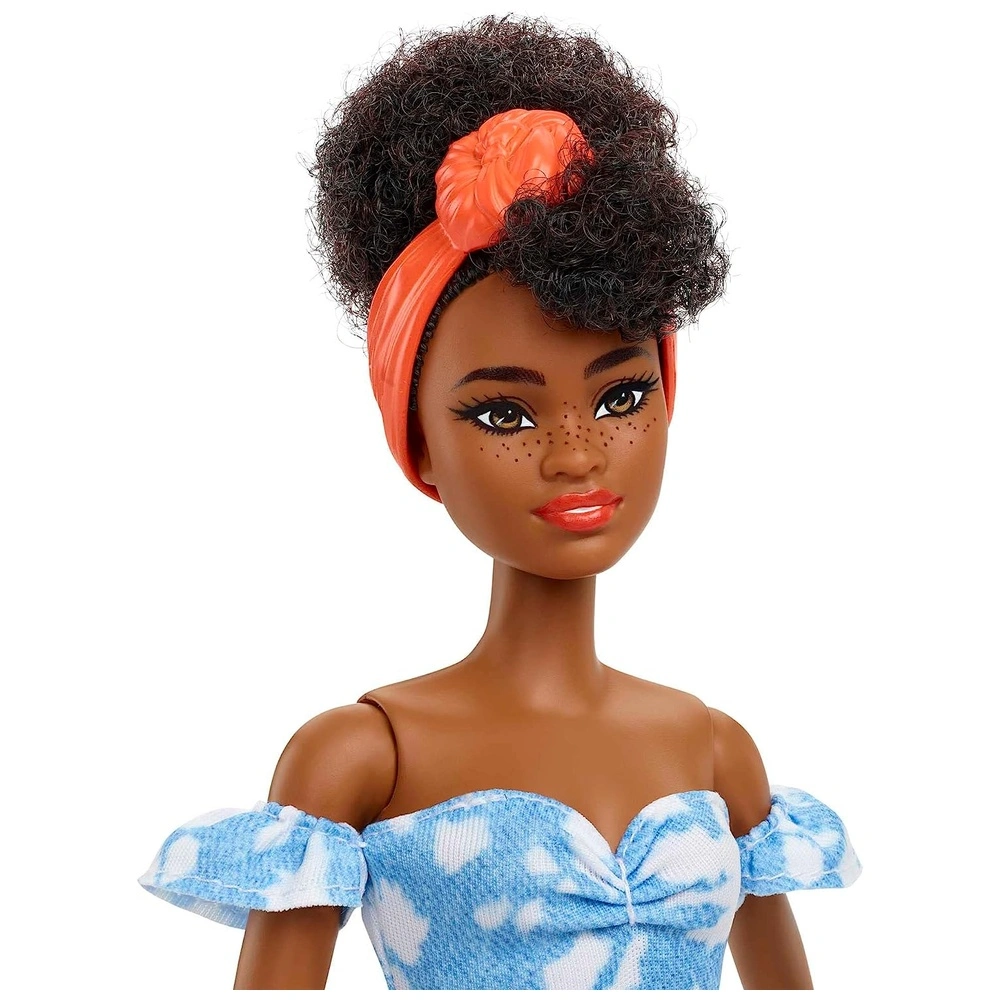 71eR-BO74fL._AC_SL1500_.webp Barbie Fashionistas doll cabello negro con hombros descubiertos vestido de mezclilla blanqueado