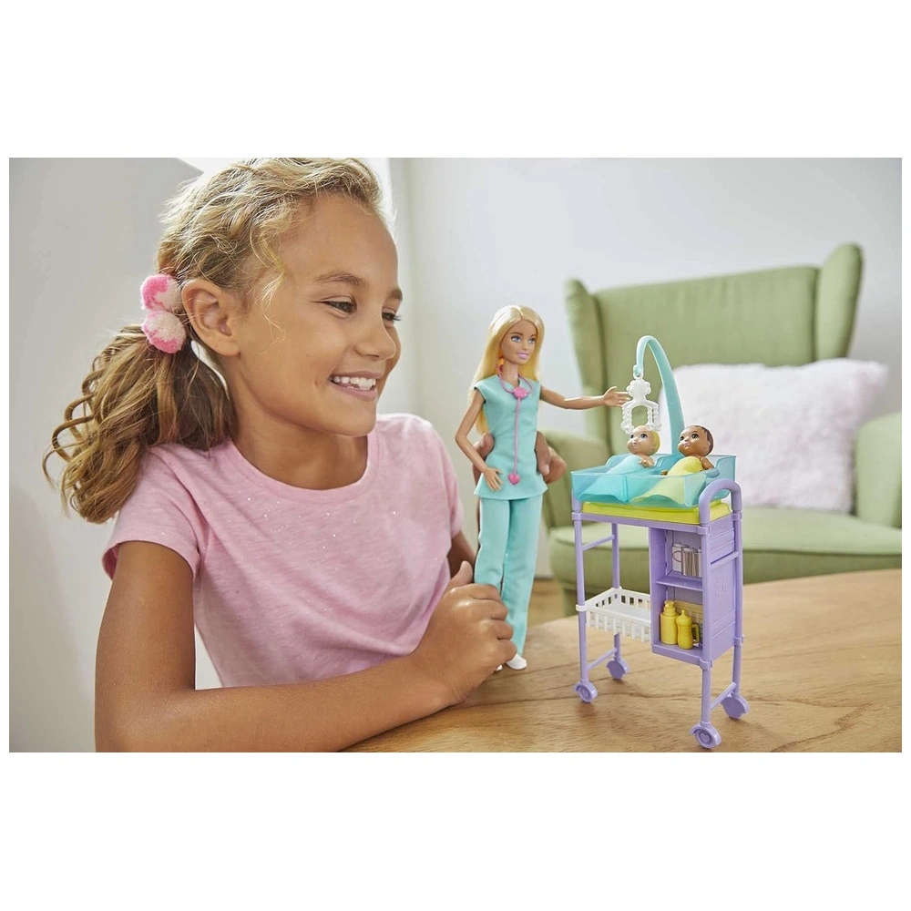 Barbie baby doctor playset 2 muñecas infantiles mesa de examen estetoscopio gráfico y móvil