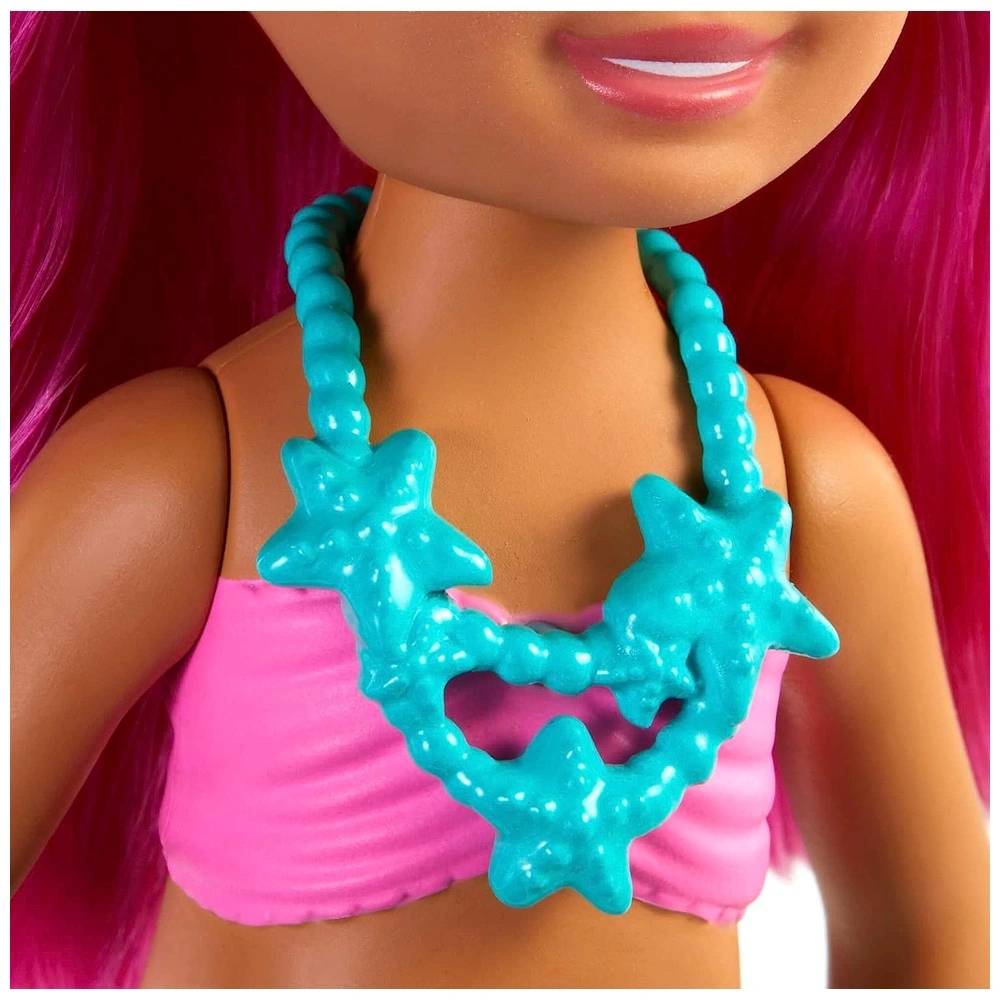 Barbie Dreamtopia de Sirena Chelsea con pelo y cola rosados accesorio de tiara pequeña