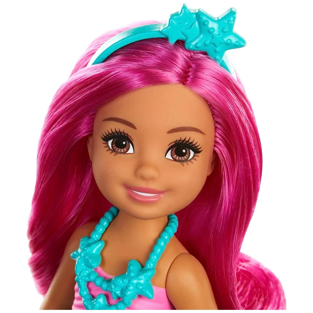 Barbie Dreamtopia de Sirena Chelsea con pelo y cola rosados accesorio de tiara pequeña