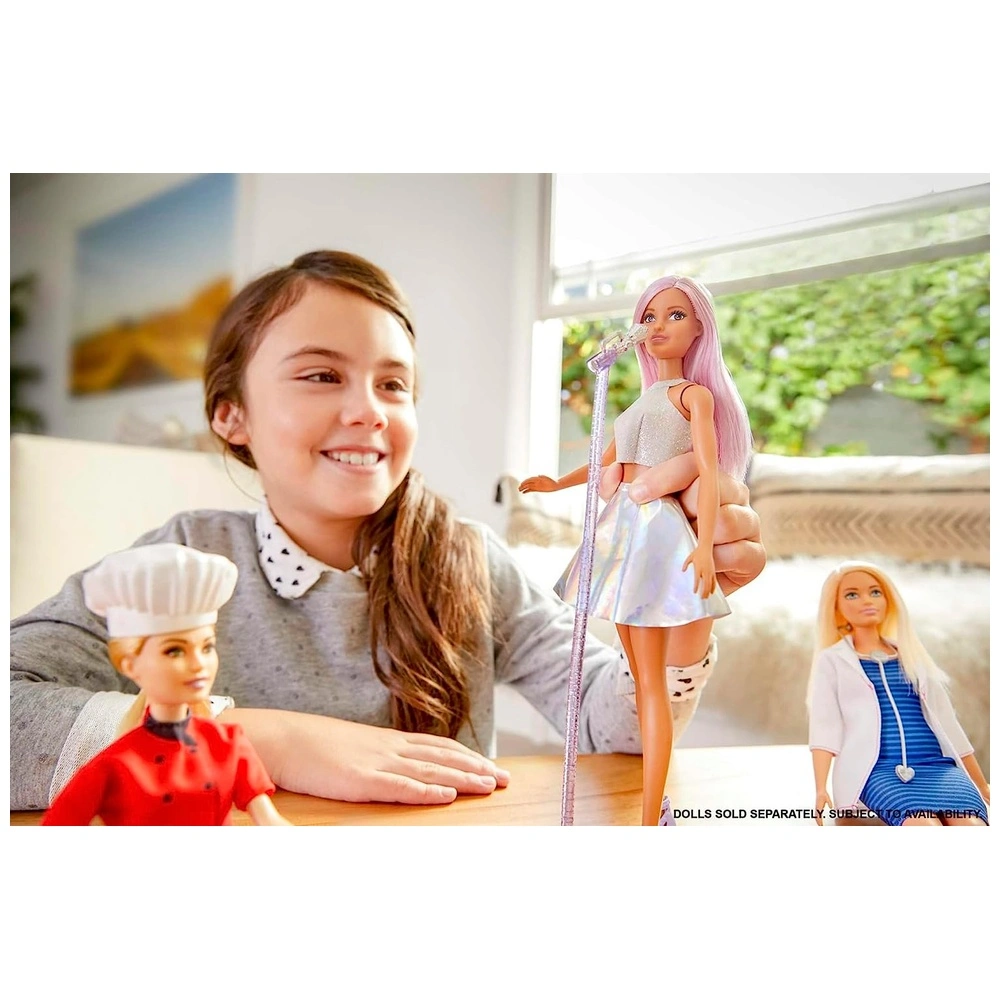 Barbie Pop Star Fashion con pelo rosa y ojos marrones falda iridiscente y accesorio para micrófono