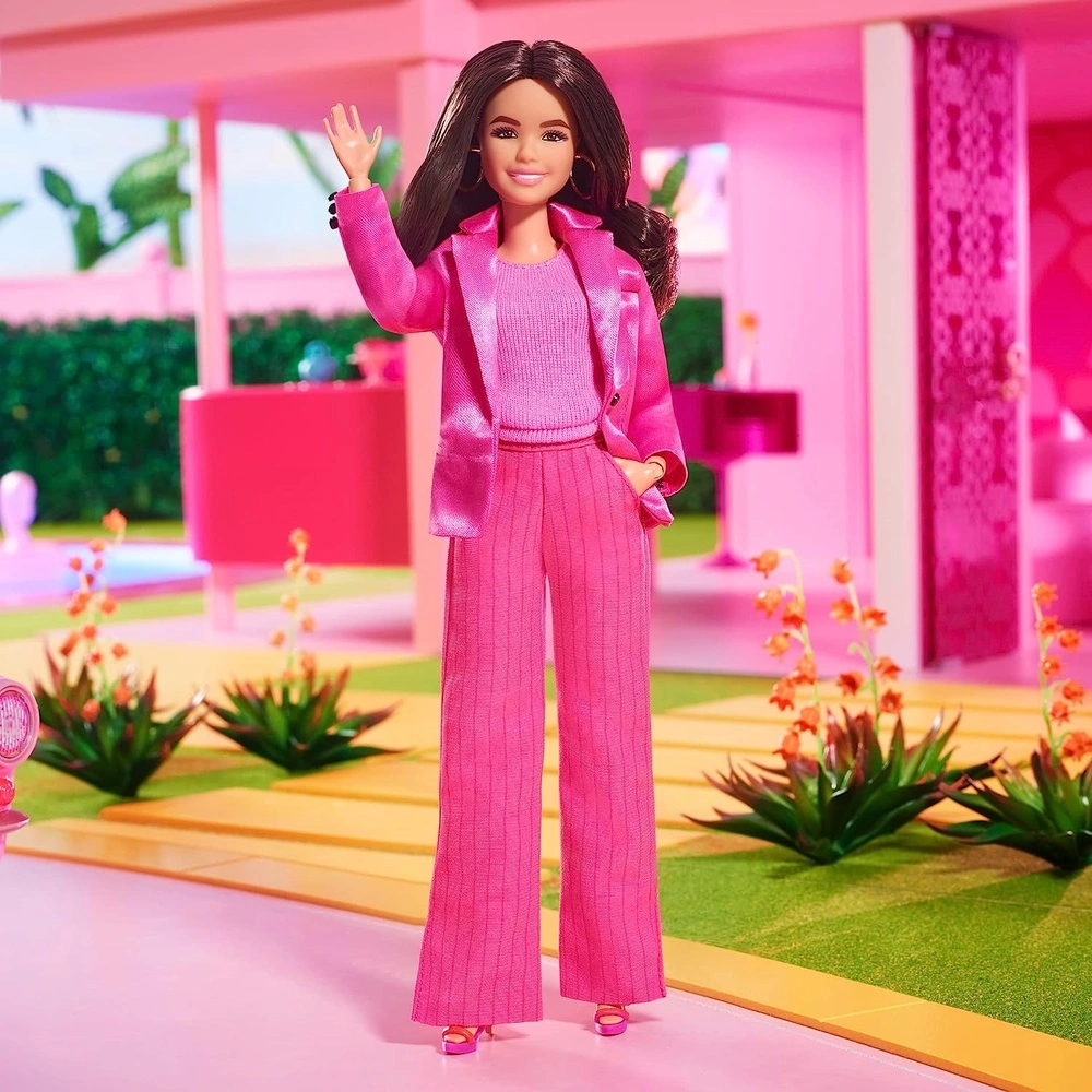 817uUvxxfCL._AC_SL1500_.webp Barbie The Movie Gloria coleccionable con traje de tres piezas rosa power con tacones de tiras