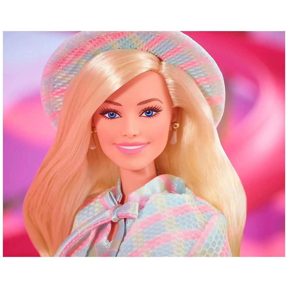 81HISxHtTyL._AC_SL1500_.webp Barbie The Movie Margot Robbie coleccionable con juego a cuadros azules con sombrero