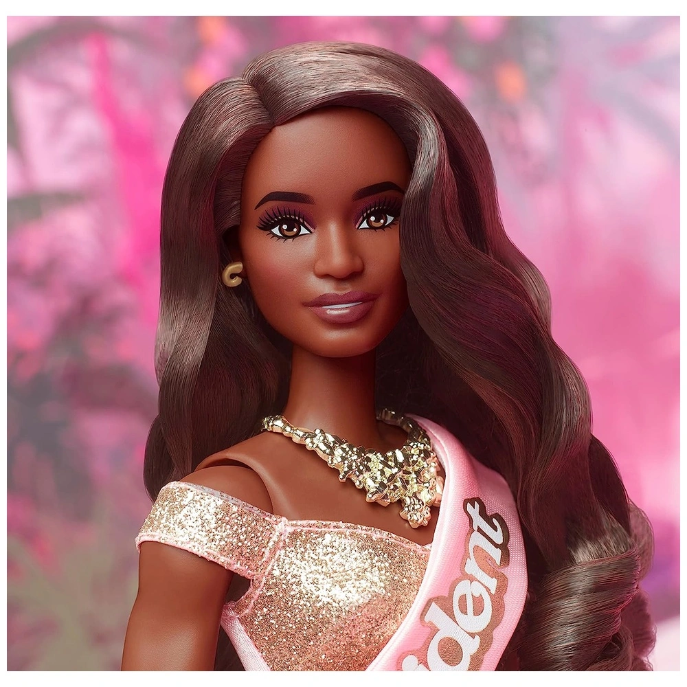 81Q6JvPNqL._AC_SL1500_.webp Barbie The Movie coleccionable Barbie Presidente con vestido rosa y dorado brillante con banda