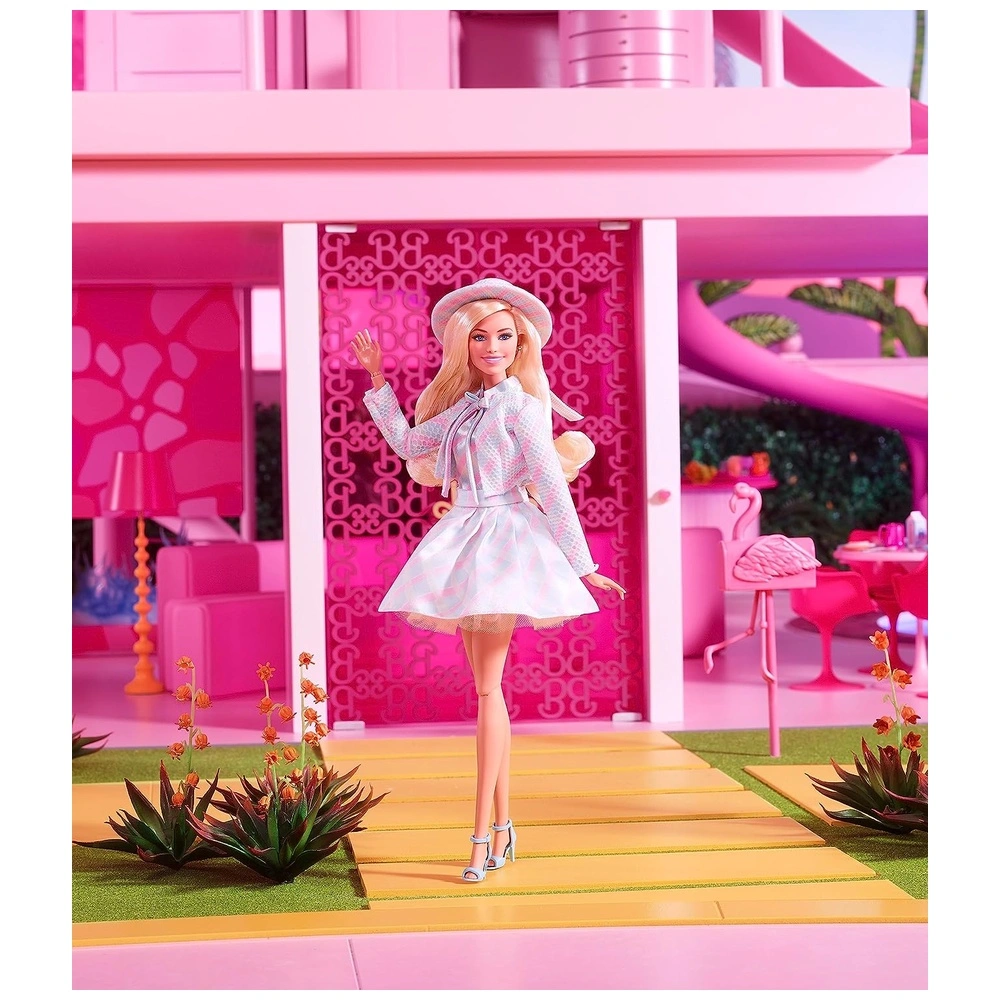 81hu6SP4RcL._AC_SL1500_.webp Barbie The Movie Margot Robbie coleccionable con juego a cuadros azules con sombrero