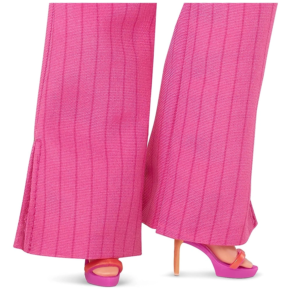 81xXdNd1X9L._AC_SL1500_.webp Barbie The Movie Gloria coleccionable con traje de tres piezas rosa power con tacones de tiras