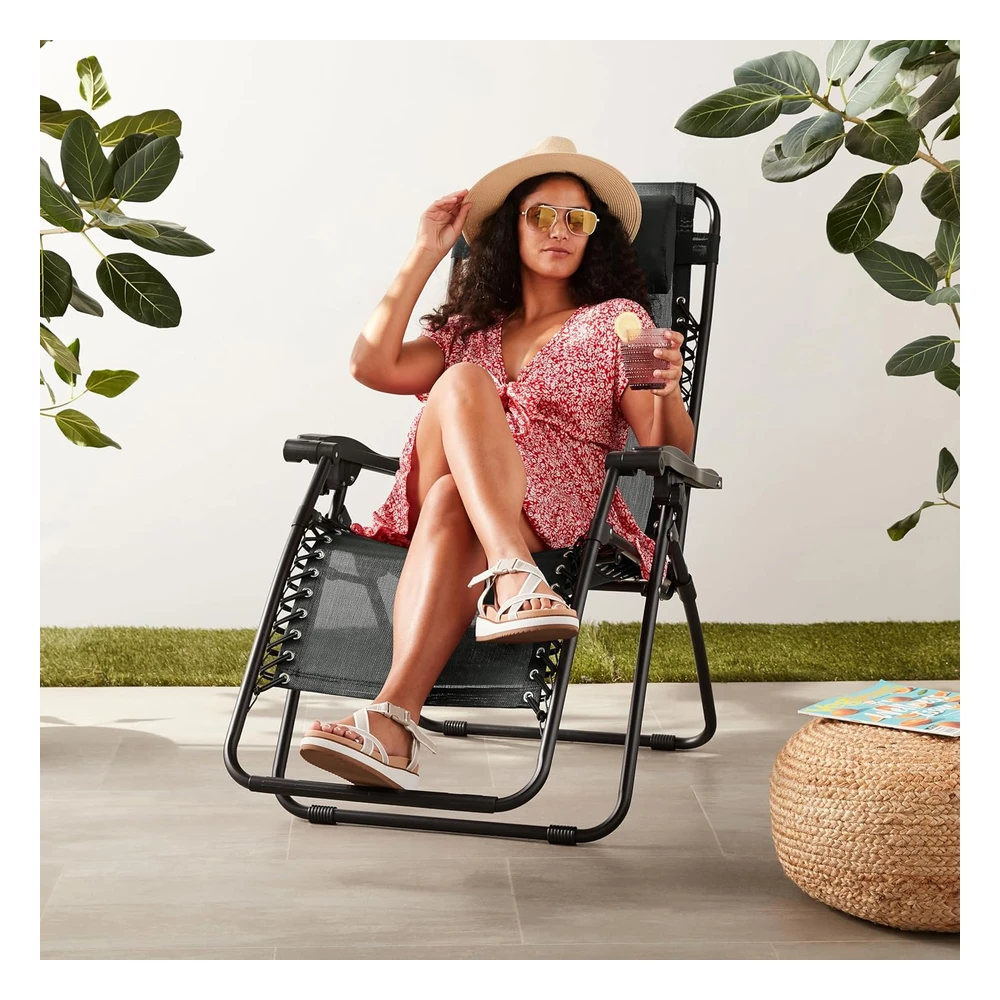 Amazon Basics Silla Reclinable Plegable de Textilene Para Exteriores, Ajustable, Gravedad Cero, con Almohada, 26", Color Negro