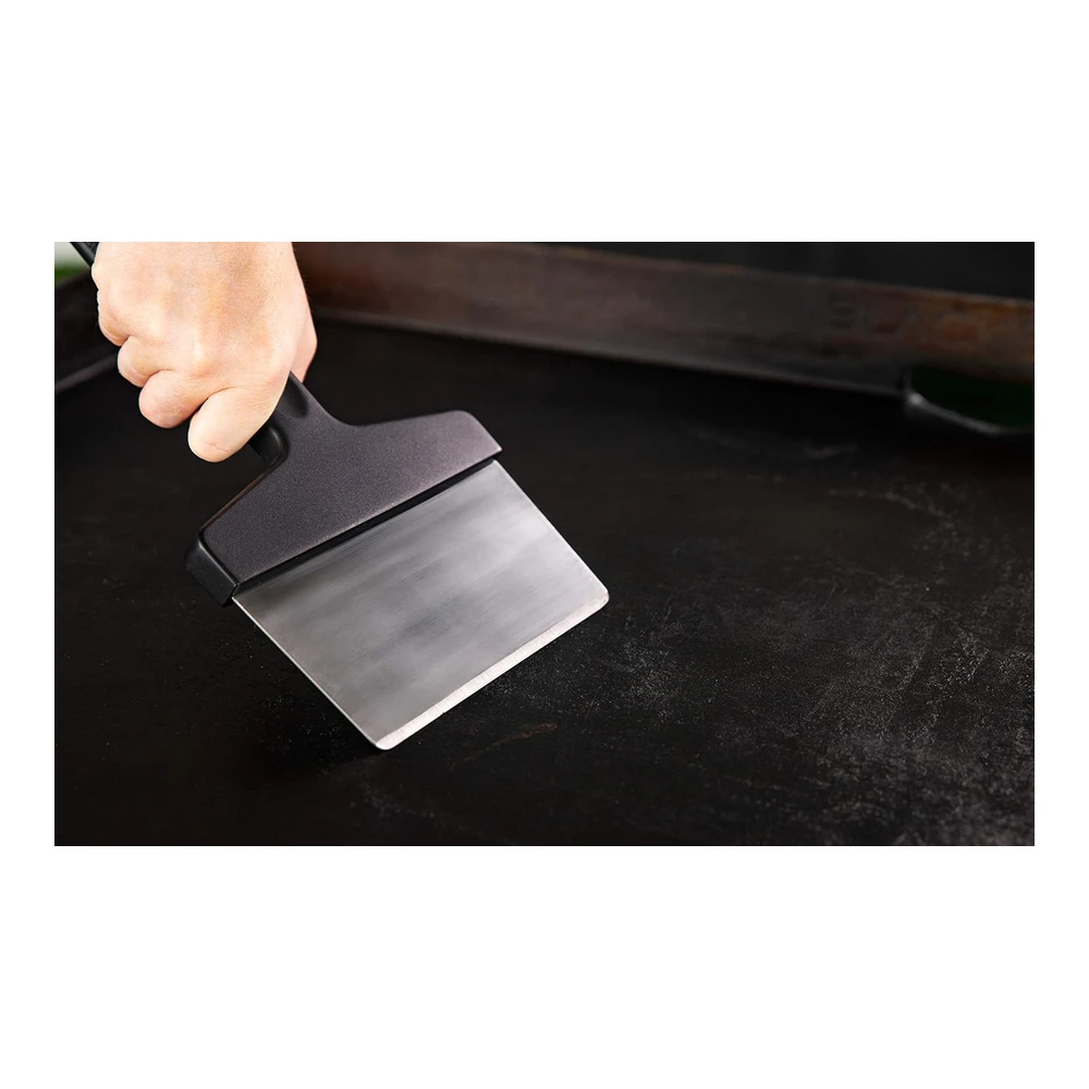 b0049t250g_2.webp Blackstone 5060 Kit de Parrilla y Plancha de 8 Piezas de Accesorios de Parrilla Plana de Primera Calidad - Juego de Herramientas Limpiadoras - 1 Raspador de Acero Inoxidable de 6" - 3 Estropajos - 2 Ladrillos de Limpieza y 1 Mango - Color Negro