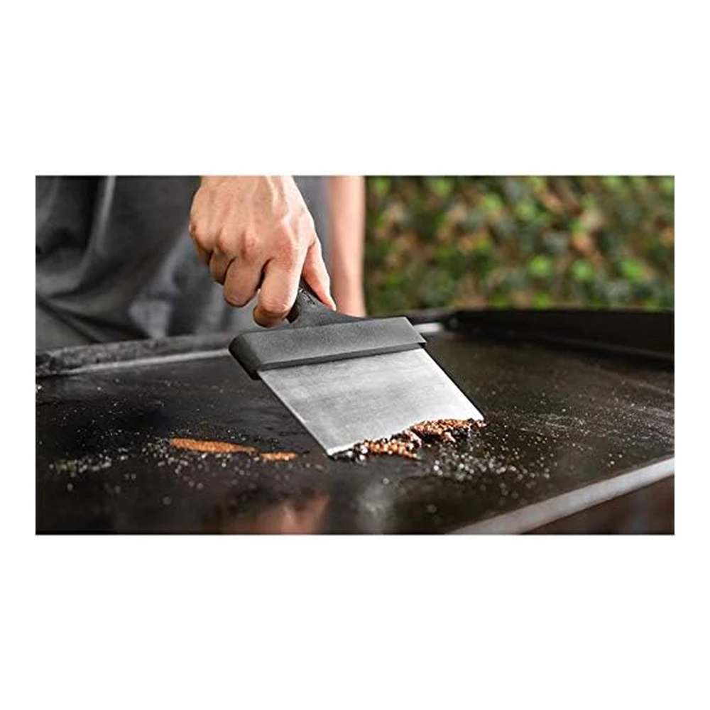 b0049t250g_3.webp Blackstone 5060 Kit de Parrilla y Plancha de 8 Piezas de Accesorios de Parrilla Plana de Primera Calidad - Juego de Herramientas Limpiadoras - 1 Raspador de Acero Inoxidable de 6" - 3 Estropajos - 2 Ladrillos de Limpieza y 1 Mango - Color Negro