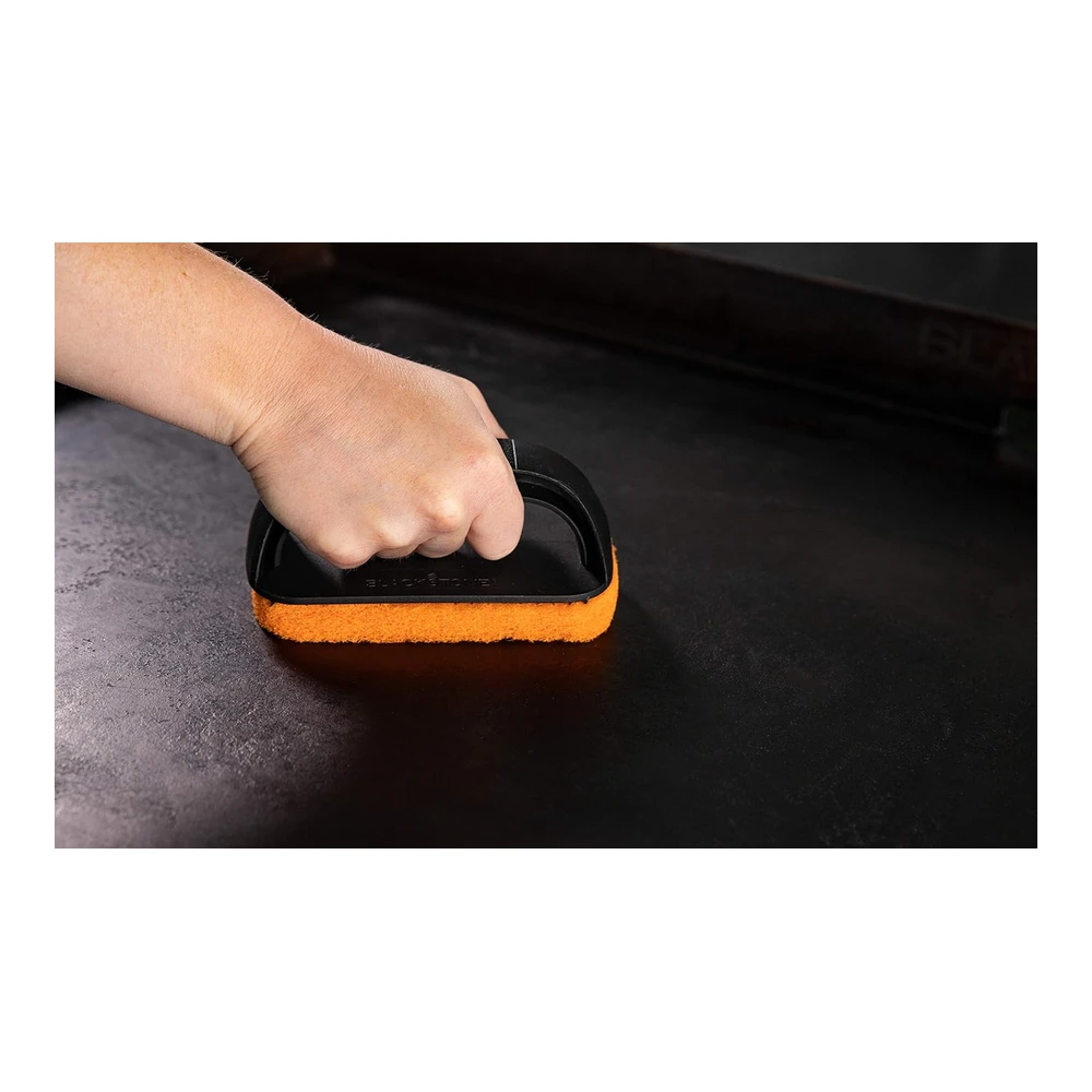 b0049t250g_4.webp Blackstone 5060 Kit de Parrilla y Plancha de 8 Piezas de Accesorios de Parrilla Plana de Primera Calidad - Juego de Herramientas Limpiadoras - 1 Raspador de Acero Inoxidable de 6" - 3 Estropajos - 2 Ladrillos de Limpieza y 1 Mango - Color Negro