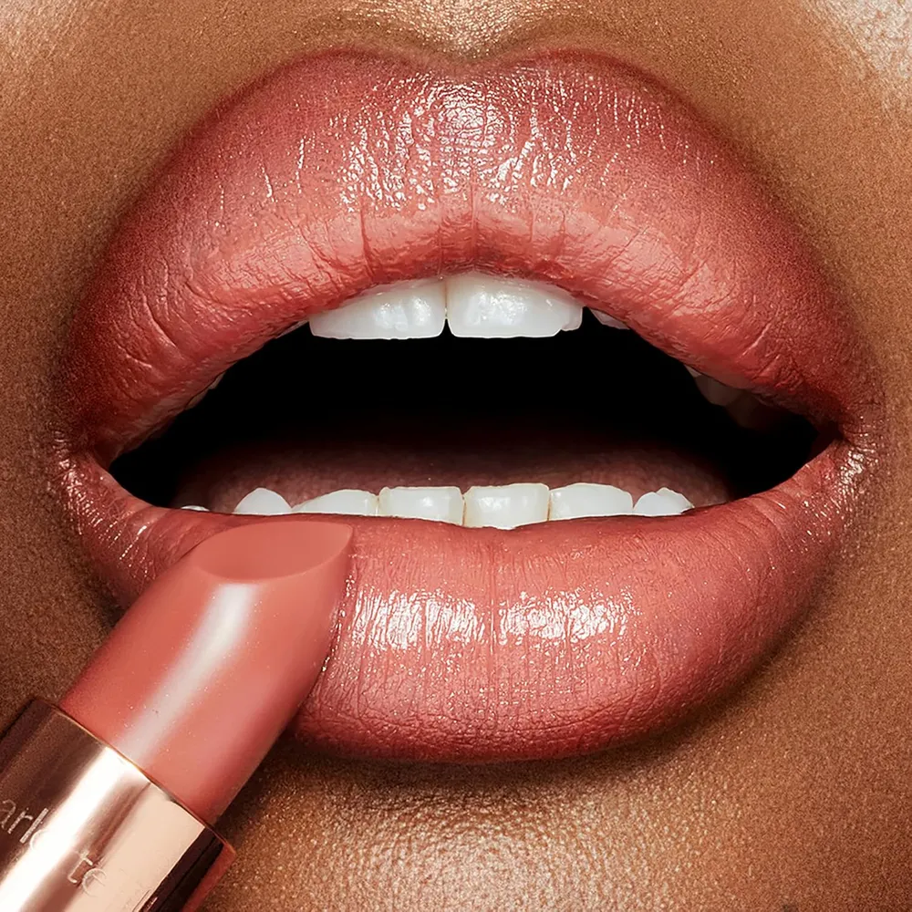 Charlotte Tilbury K.i.s.s.i.n.g Lápiz labial | Bitch Perfect - melocotón en tono nude
