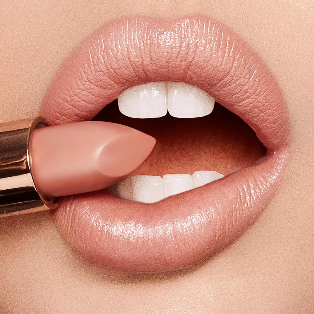 Charlotte Tilbury K.i.s.s.i.n.g Lápiz labial | Penélope Pink - nude con matices rosados