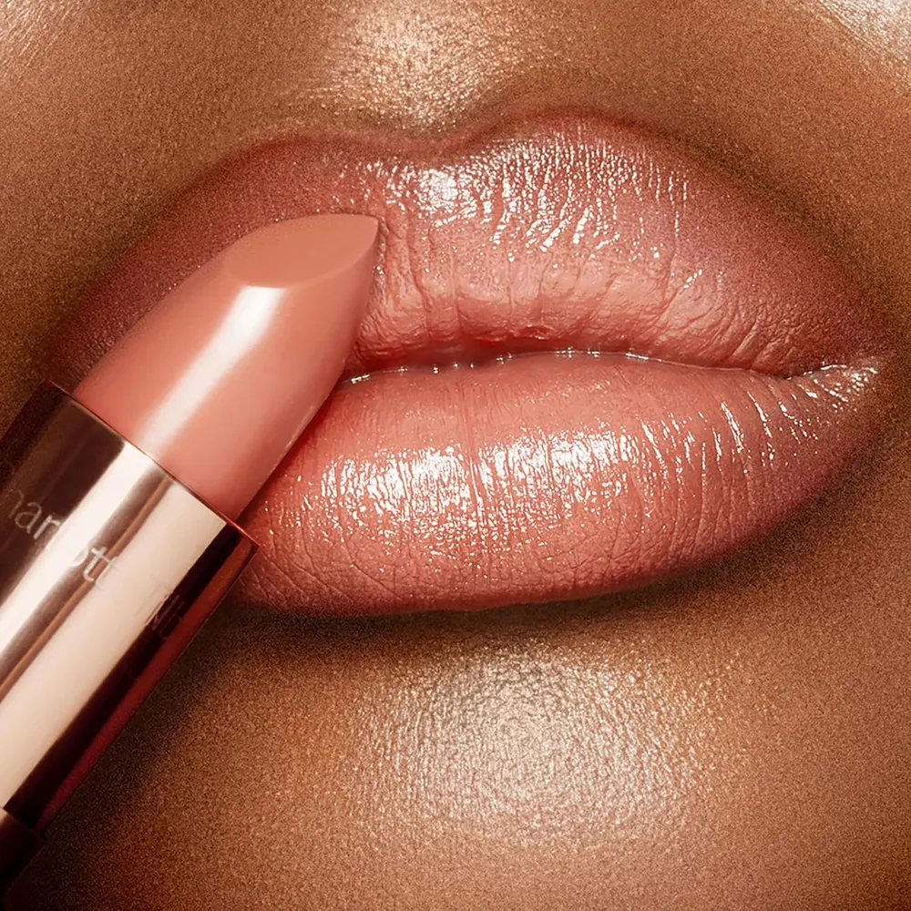 Charlotte Tilbury K.i.s.s.i.n.g Lápiz labial | Penélope Pink - nude con matices rosados
