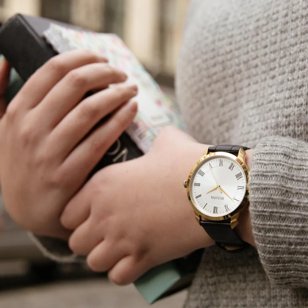 b01ajf201c_4_webp.webp Bulova reloj clásico para hombre de cuarzo con 3 agujas y correa de cuero | Negro