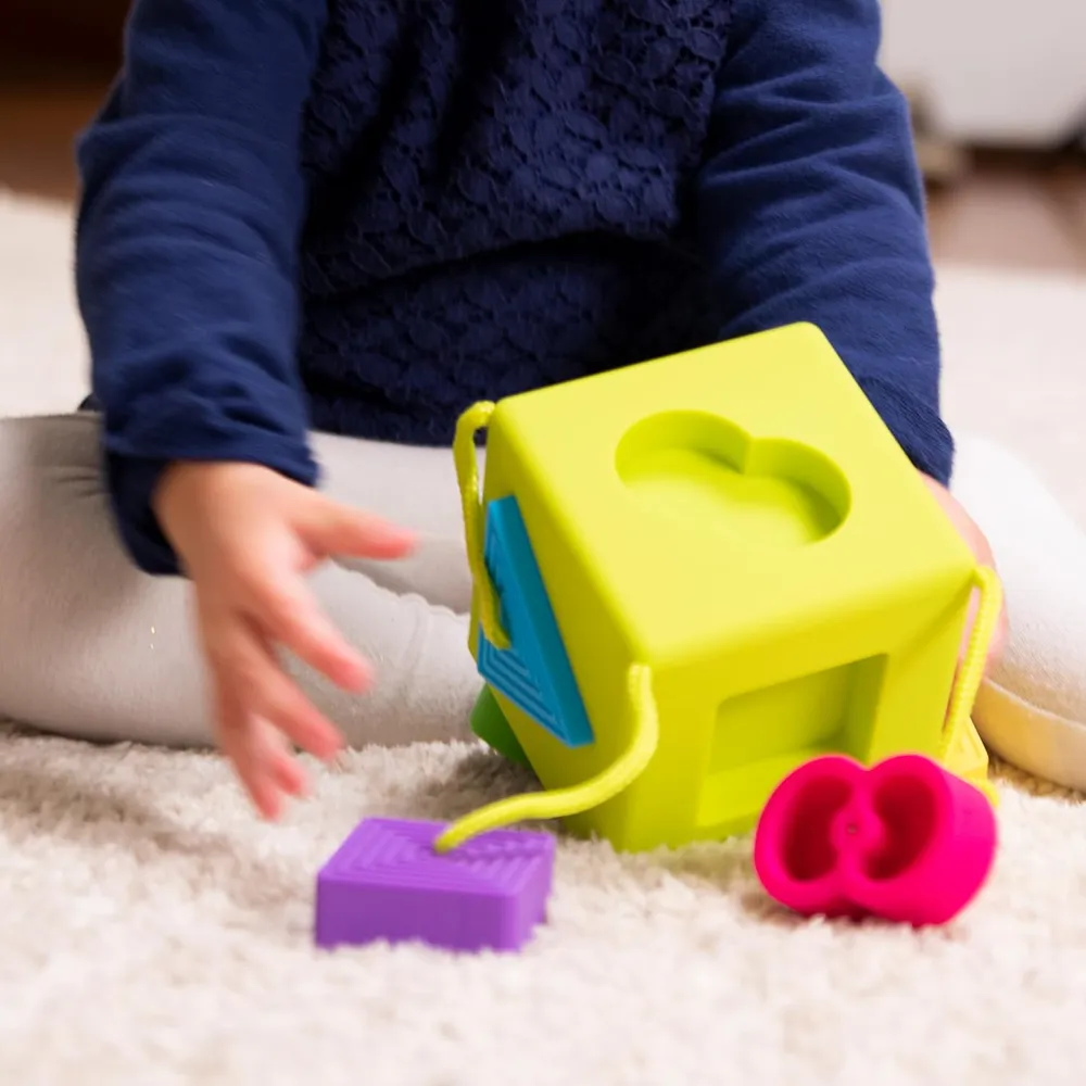 JUEGO CLASIFICADOR DE FORMAS OOMBEE CUBE FAT BRAIN