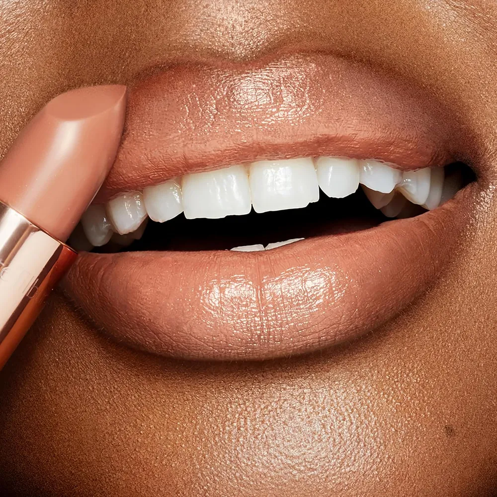 Charlotte Tilbury K.i.s.s.i.n.g Lápiz labial | Kate desnuda - nude en tonos rosa claro