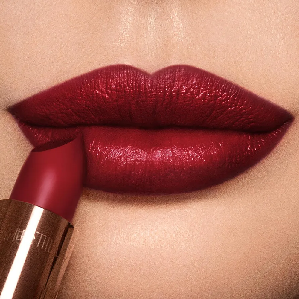Charlotte Tilbury K.i.s.s.i.n.g Lápiz labial | Carmesí nocturno - rojo ciruela