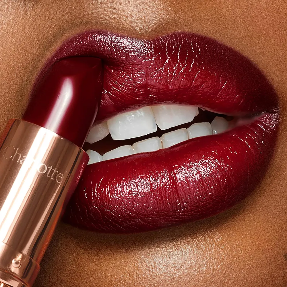 Charlotte Tilbury K.i.s.s.i.n.g Lápiz labial | Carmesí nocturno - rojo ciruela