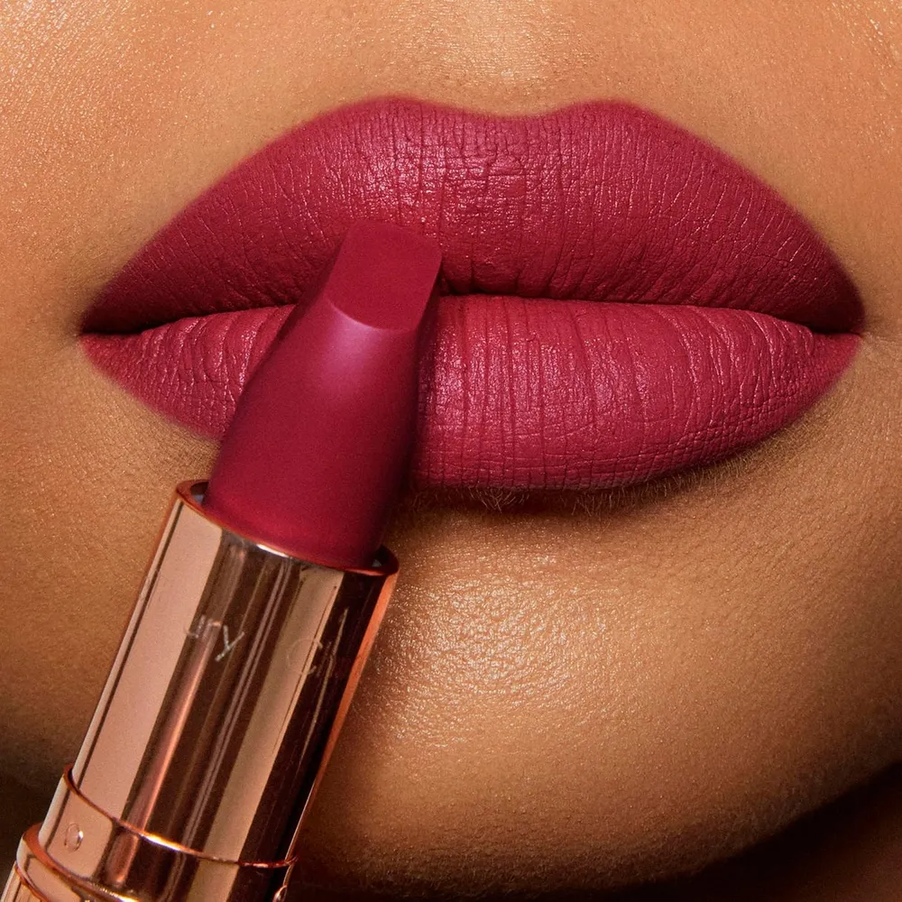 Charlotte Tilbury Revolution Lápiz labial mate | La Reina - rosa rosado