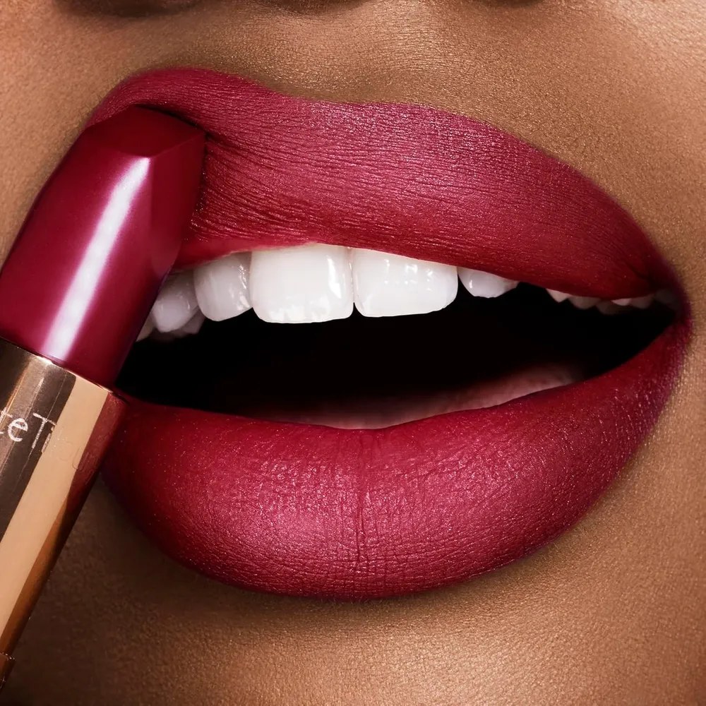 Charlotte Tilbury Revolution Lápiz labial mate | La Reina - rosa rosado