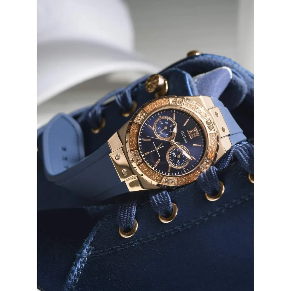 GUESS Reloj de silicona resistente a las manchas de acero inoxidable para mujer | Oro Rosa - Azul