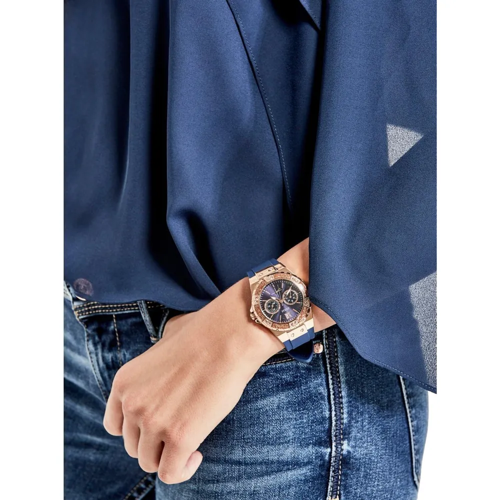 GUESS Reloj de silicona resistente a las manchas de acero inoxidable para mujer | Oro Rosa - Azul