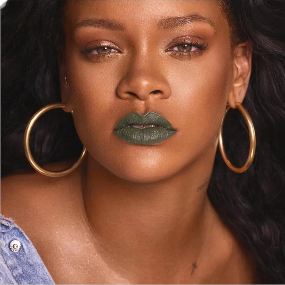 b078mhspm8_2_webp.webp Fenty Labial Mattemoiselle Plush tono Midnight Wasabi verde – by Rihanna|Verde