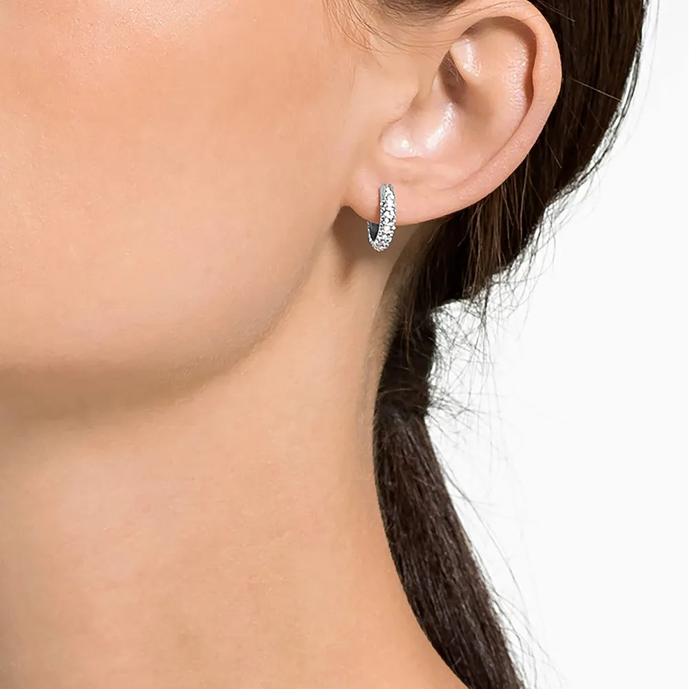 SWAROVSKI ARETES MINI HOOP DEXTERA ACABADO RODIO PARA MUJER | RODIO