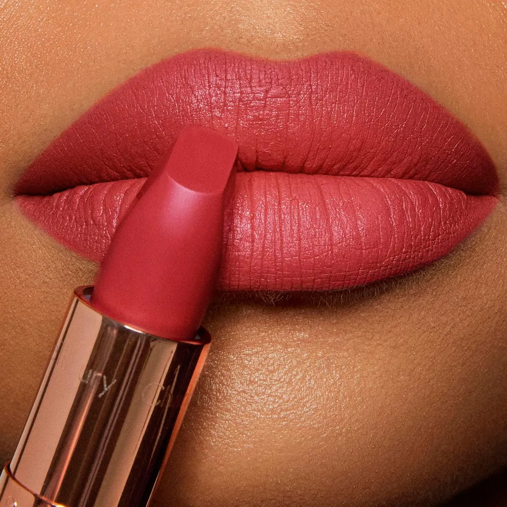 Charlotte Tilbury Revolution Lápiz labial mate | Cereza perdida - rosa fucsia