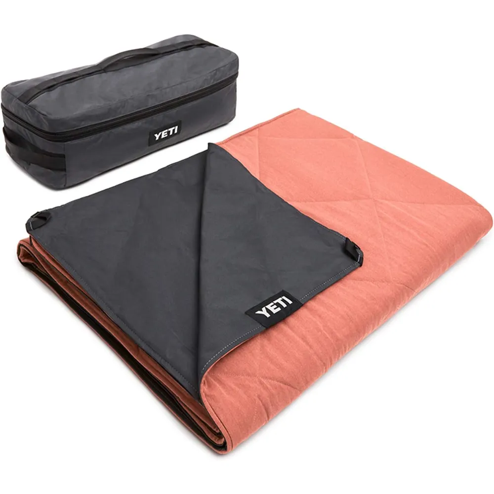 YETI Lowlamds Manta Multiusos con bolsita para viaje | Coral