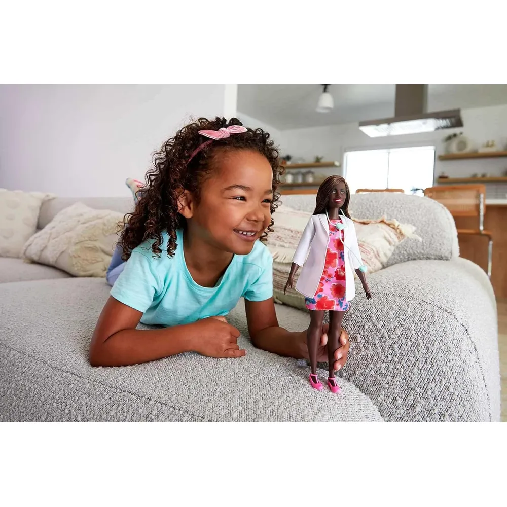 b08r5j8tmc_1_webp.webp BARBIE MUÑECA DOCTORA CON BATA Y ESTETOSCOPIO CASTAÑA