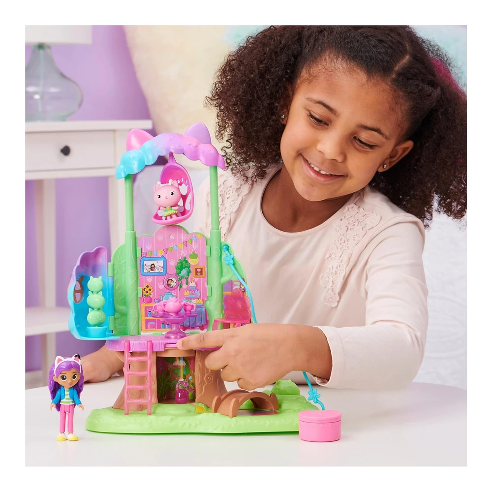Gabby's Dollhouse - Juego Transformador de Casa de Árbol de Jardín con Luces - 2 Figuras - 5 Accesorios - 1 Entrega - 3 Muebles