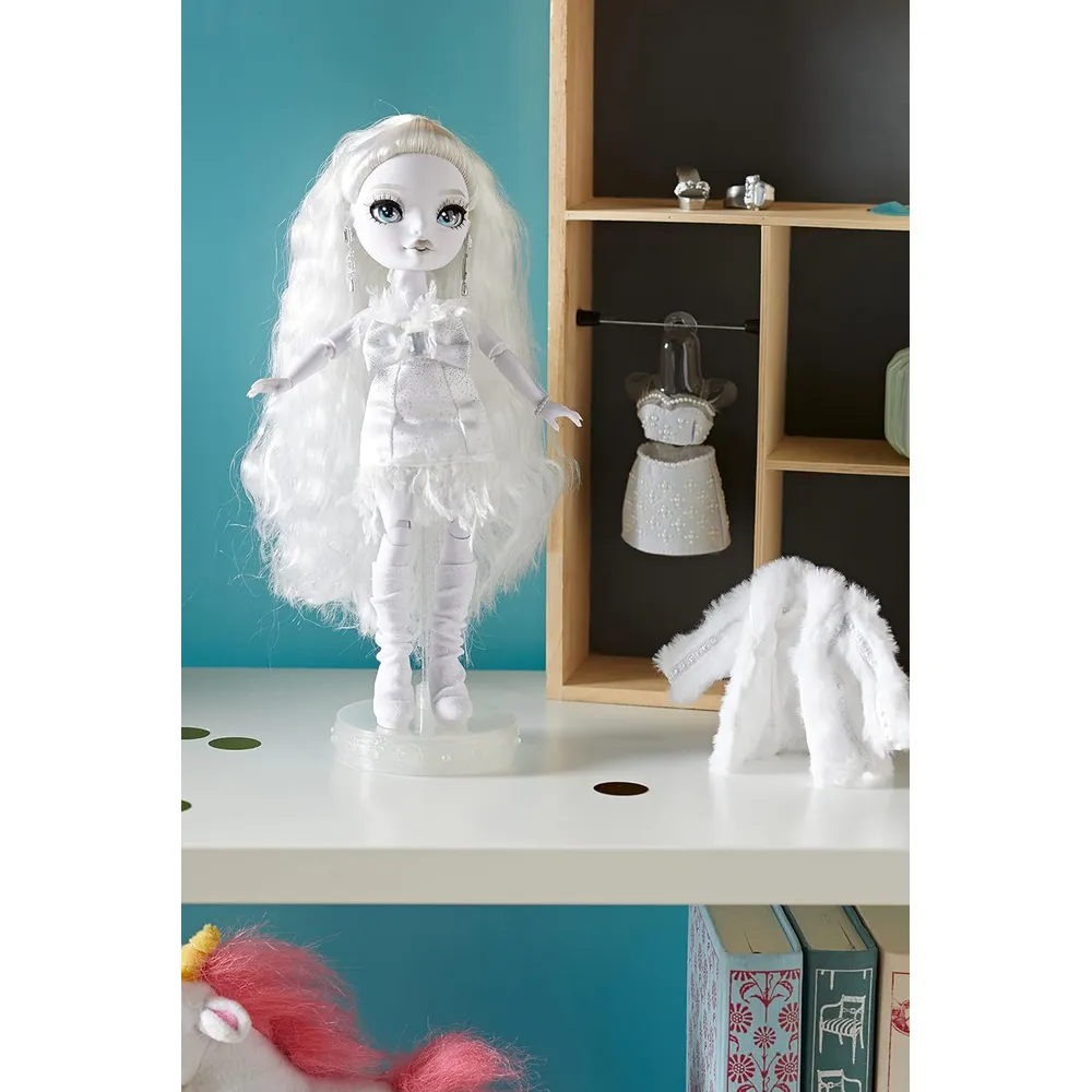 Rainbow High Natasha Zima muñeca con accesorios