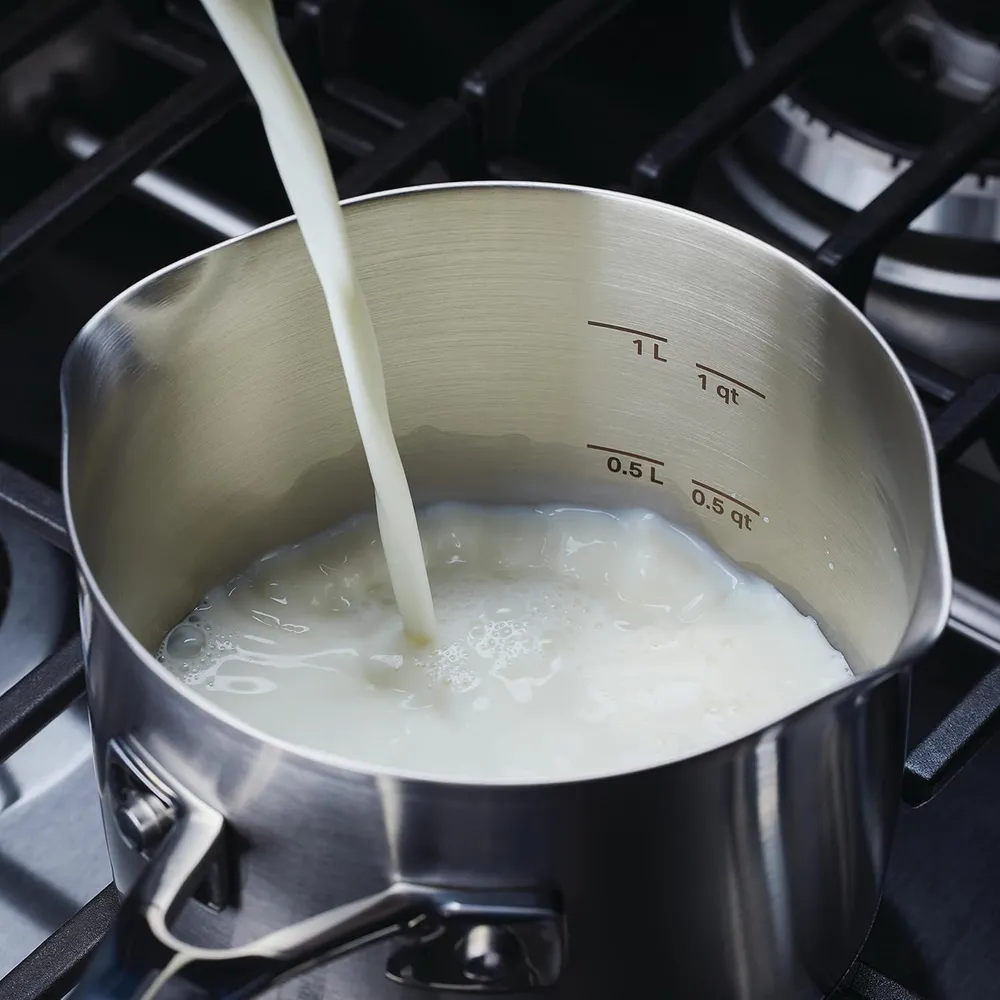 b09lh85671_3_webp.webp KitchenAid cacerola 1.4 l con picos vertedores, acero inoxidable cepillado