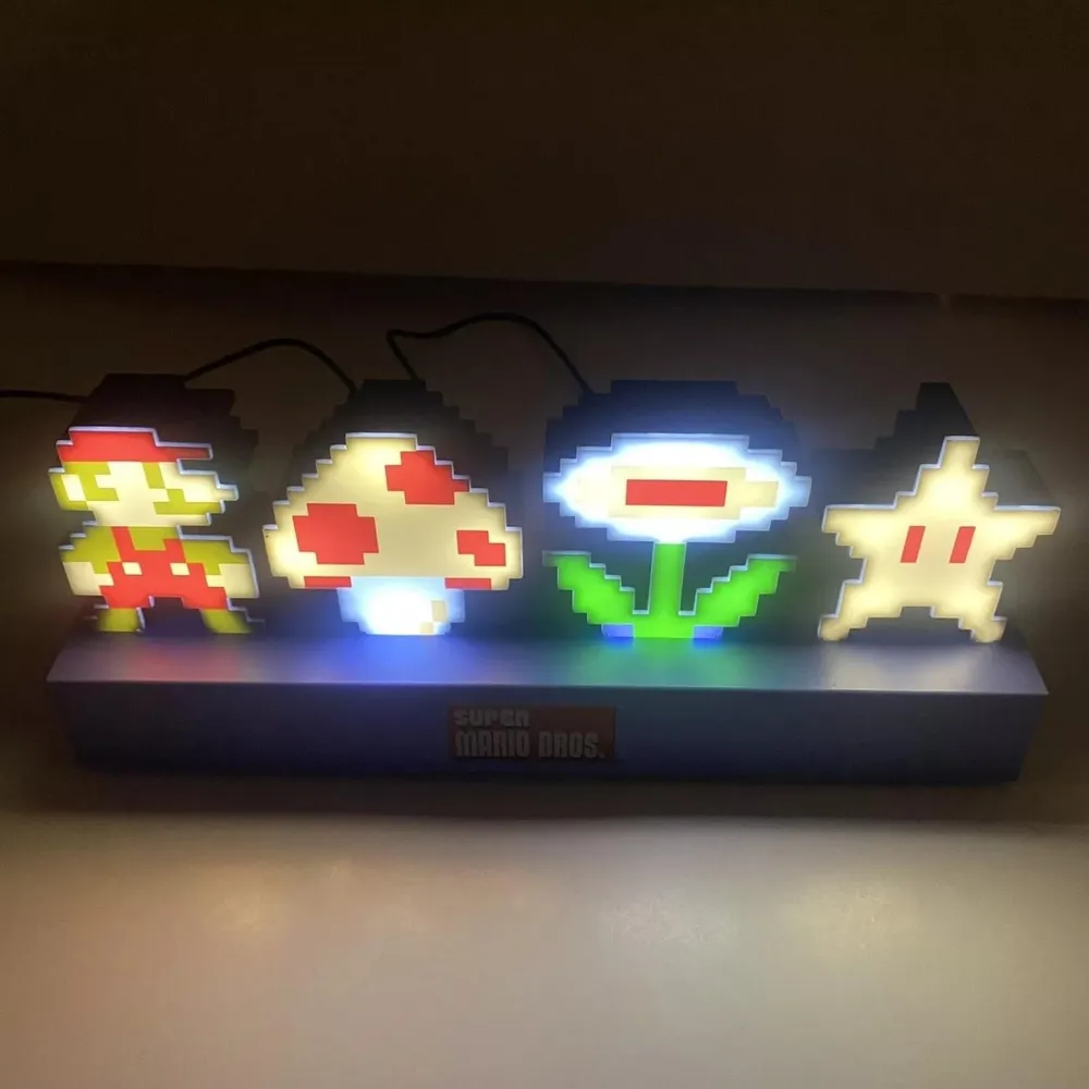 b09rltftsz_1_webp.webp Paladone Super Mario Bros, figura con luz reactiva al sonido