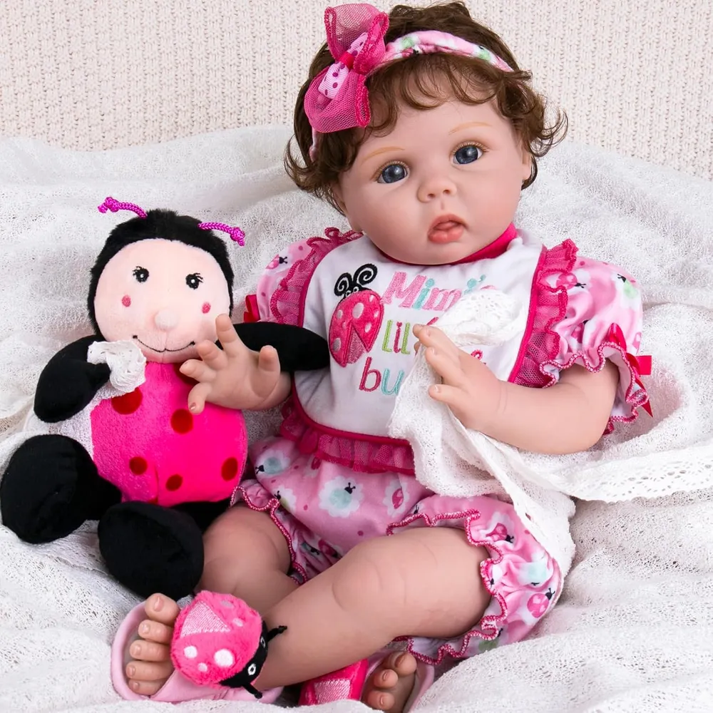 AORI muñeca bebé Realista 22"/56 cm con accesorios | Mariquita rosa