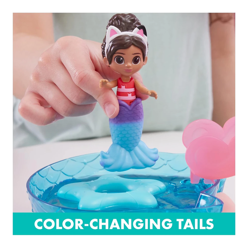 Gabby's Dollhouse - Purr-Ific Pool Juego de Piscina de Gabby y Mercat, Colas de Sirena que Cambian de Color y Accesorios de Piscina