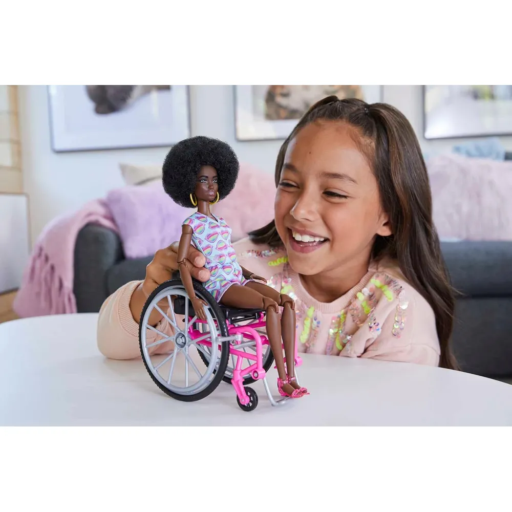BARBIE FASHIONISTAS MUÑECA CON SILLA DE RUEDAS Y RAMPA