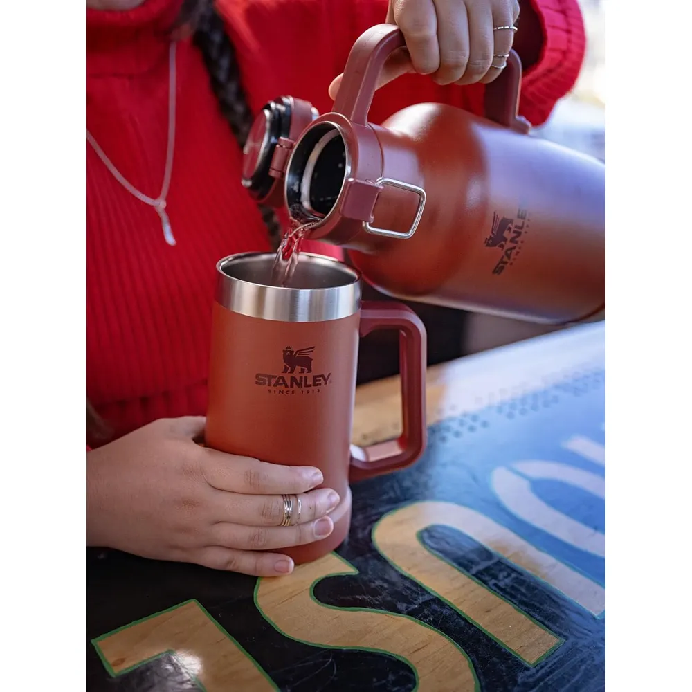 Stanley Classic Easy-Pour Growler – Jarra Térmica 64 oz | Cinnamon/Night Escape