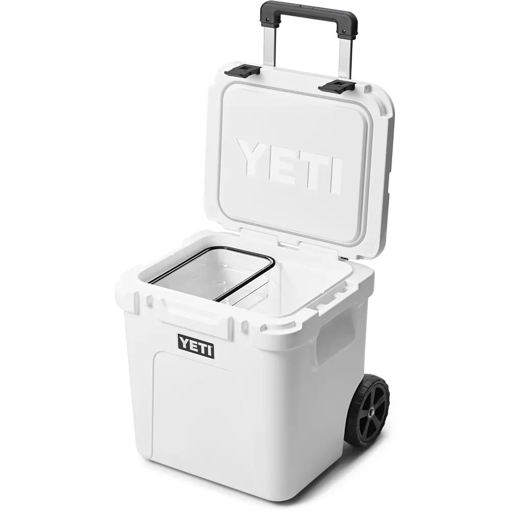 YETI Roadie 48 Cooler Con Ruedas Y Mango Retráctil | Blanco