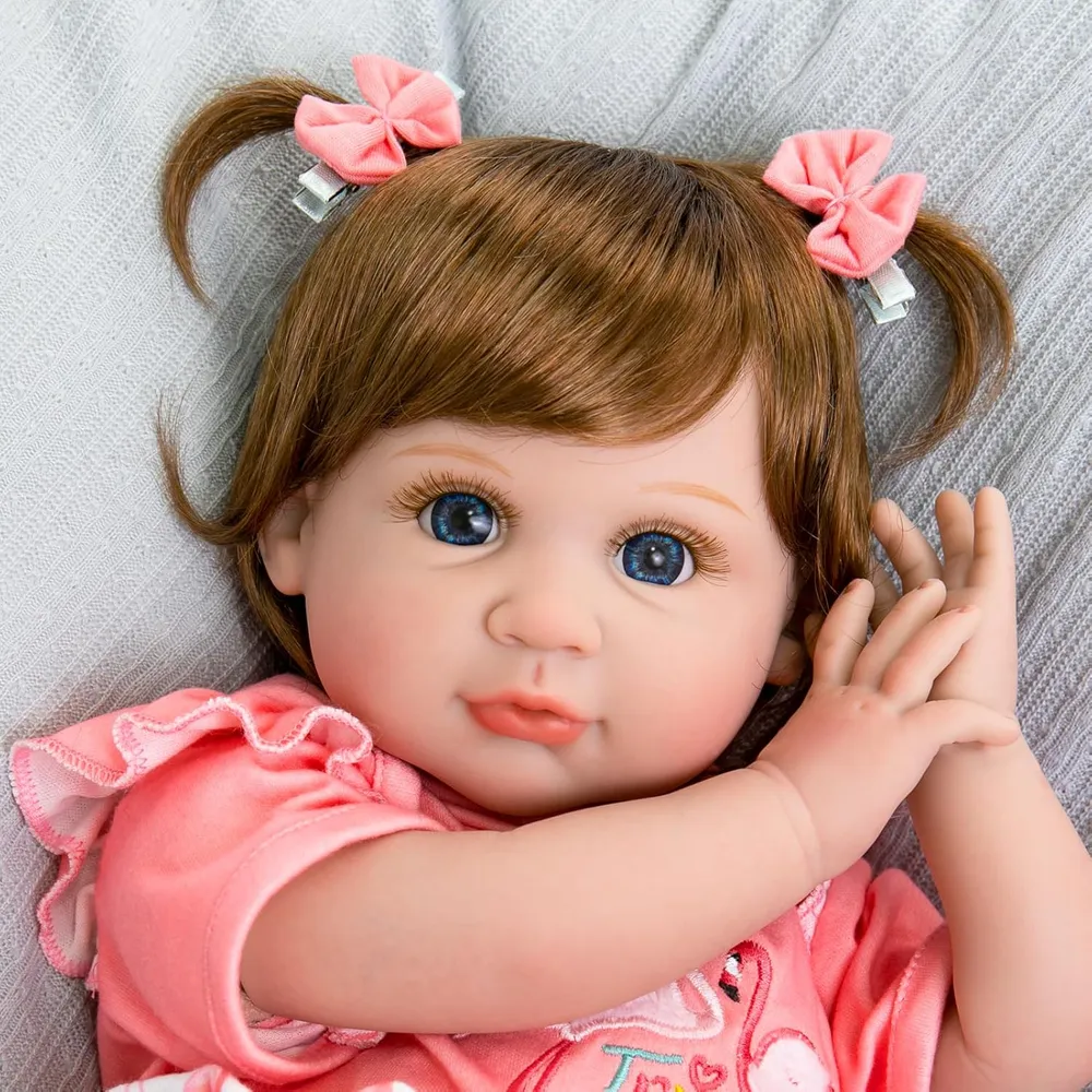 AORI muñeca bebé Realista 22"/56 cm con accesorios | Flamenco