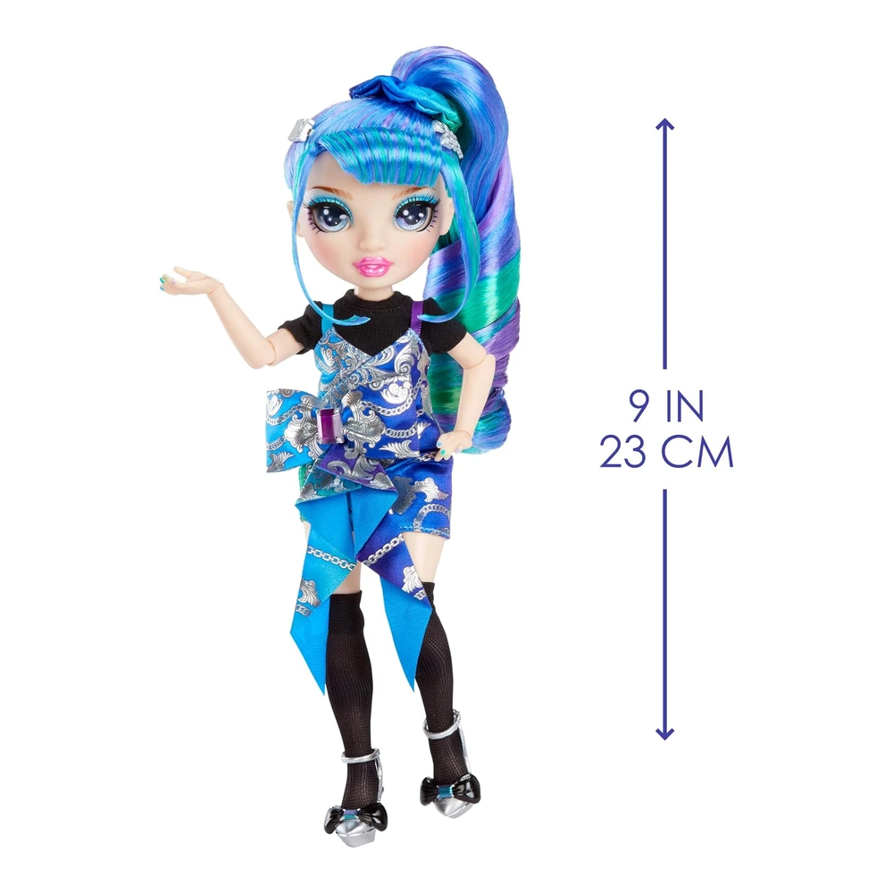 Rainbow High Junior High Edición Especial Holly De'vious-Muñeca Azul y Verde de 9' con Accesorios y Mochila Suave de Apertura