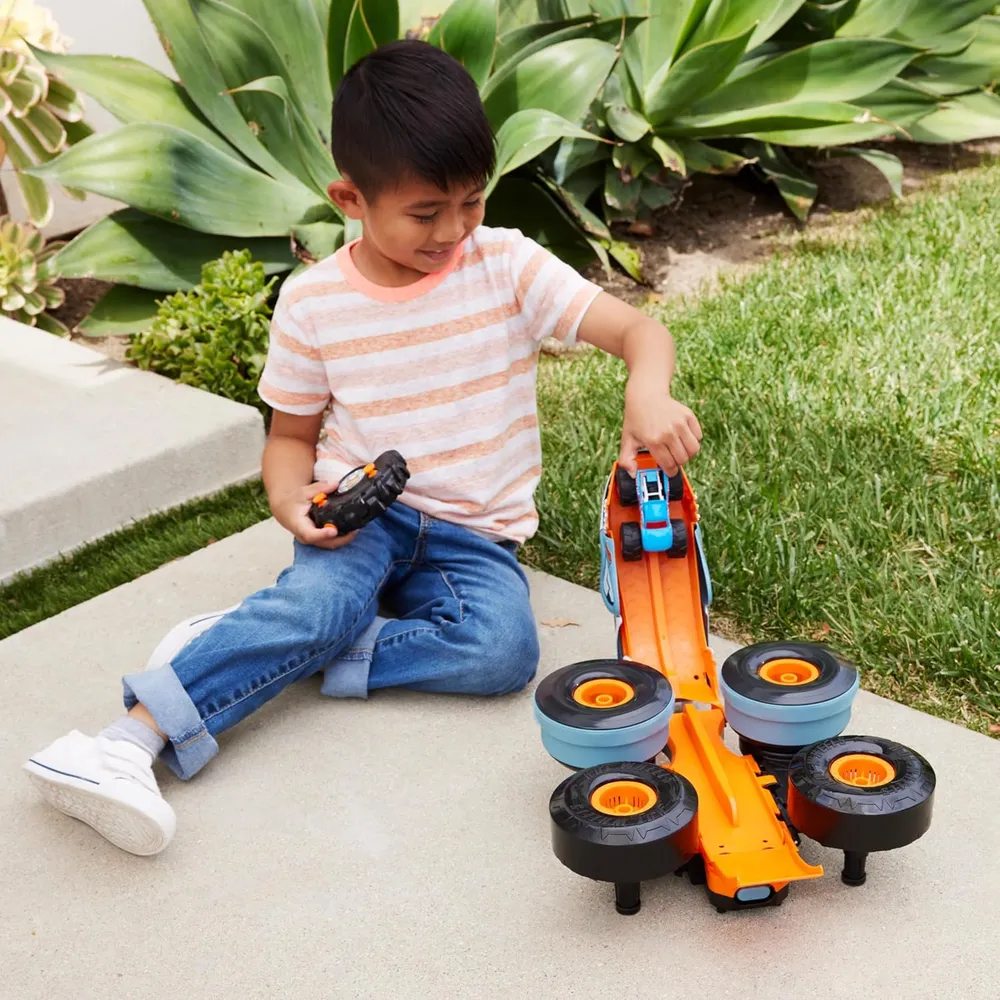 HOT WHEELS PISTA MONSTER TRUCKS